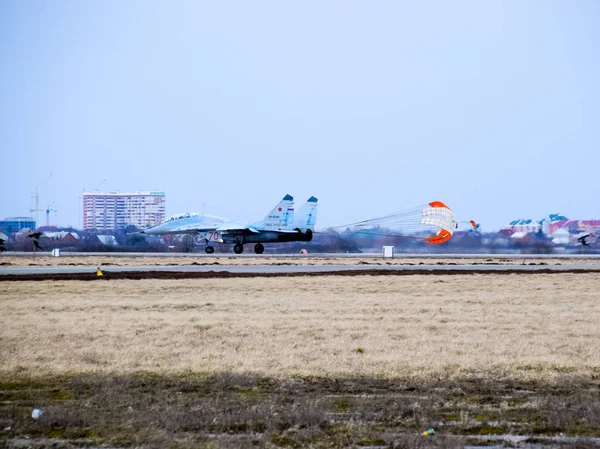 Vliegshow in de hemel boven de vliegschool van Krasnodar airport. — Stockfoto