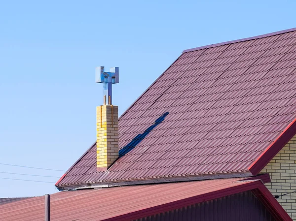 Das Dach aus Wellblech. Dach aus braunem Wellblech. — Stockfoto