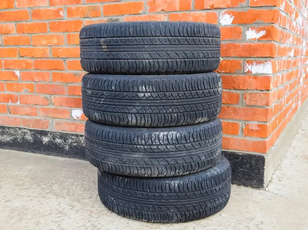 Tracção às quatro rodas. Pneus de borracha. Conjunto de borracha de verão para o carro — Fotografia de Stock