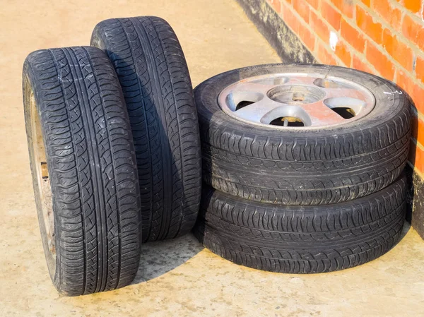 Tracção às quatro rodas. Pneus de borracha. Conjunto de borracha de verão para o carro — Fotografia de Stock