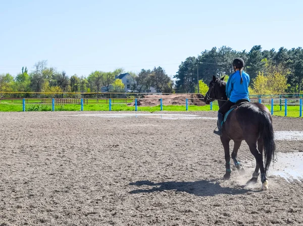 Ιππικά αθλήματα με τους εφήβους. Λέσχη αλόγων. Ένα κορίτσι καβαλάει ένα άλογο. — Φωτογραφία Αρχείου