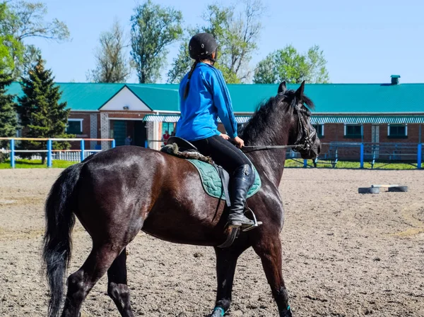 Sporty konne i jeździectwo nastolatków. Horse Club. Dziewczyna jest na koniu. — Zdjęcie stockowe