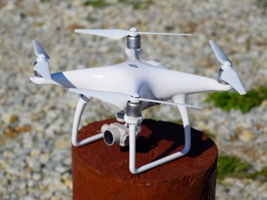 Quadrocopter ile DJI indeks işlem Phantom 4 ahşap kenevir tarihinde. Uçak uçuş için hazırlanıyor. Dron yenilikçi bir uçan robot olduğunu.