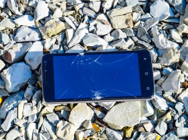Sinirli telefon buzlu. Bir sma üzerinde buzlu cam paramparça
