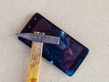 Çekiç ve smartphone. Akıllı telefon, bir kırık ekran ha