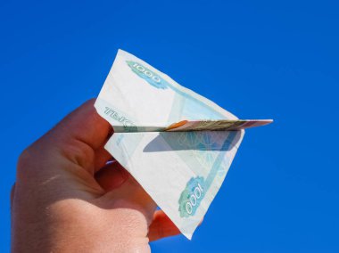Uçakta katlanmış Rus parasının değerleri mavi gökyüzüne karşıydı.