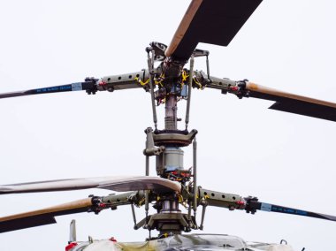 Vida ve bıçakları askeri helikopter. Aktarım mekanizması.