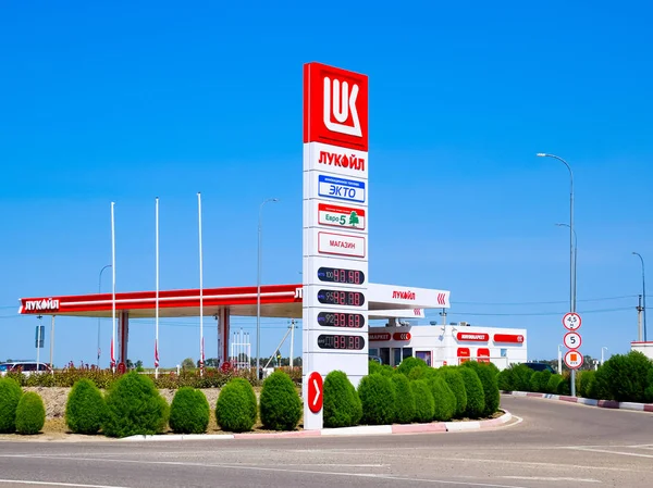 Gasolinera de la petrolera Lukoil en la carretera . — Foto de Stock