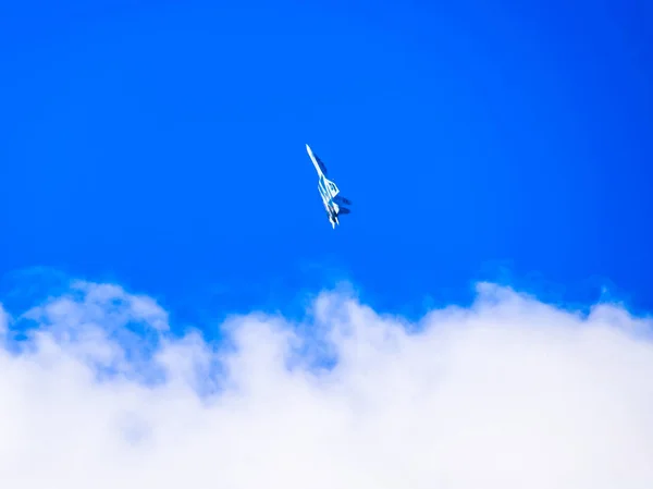 Fighter flyger i himlen. Militära flygplan av den 4: e generationen — Stockfoto
