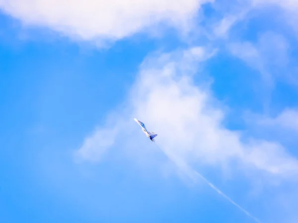 Stíhačka letící na obloze. Vojenská letadla 4. generace — Stock fotografie