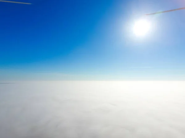 En los cielos sobre la niebla. Amanecer sobre la niebla. Nubes cerca del suelo — Foto de Stock