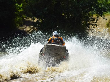 Atv adam bir akım geçer
