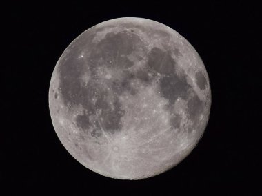 Gece gökyüzündeki aya