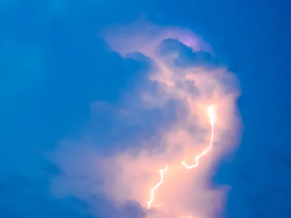 闪电在乌云。隆隆的雷声和波光粼粼的闪电在云层 — 图库照片