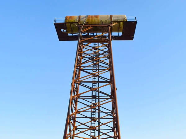 Roestig water tower — Stockfoto