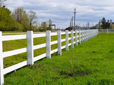 Çiftlik etrafında beyaz ahşap çit