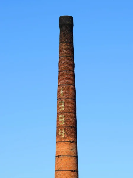 Ziegelfabrikschornstein. Rohr für Antriebssteine im Ofen. Pfeife auf blauem Himmel — Stockfoto