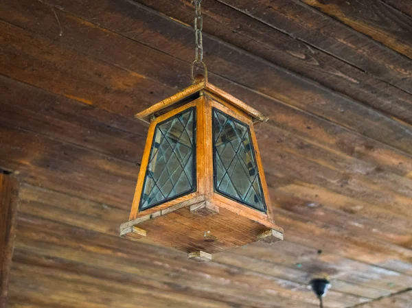 Lámpara de techo en el techo de madera — Foto de Stock