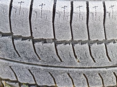Hoarfrost bir lastik lastik tekerlek üzerinde