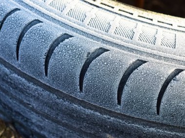Hoarfrost bir lastik lastik tekerlek üzerinde