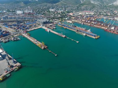 Endüstriyel Limanı üstten görünüm. Liman Vinçleri ve kargo gemileri ve ba