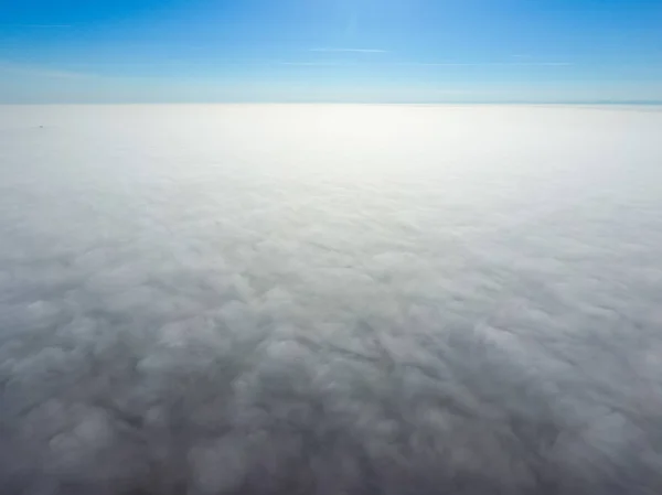 在雾中的天空。日出在雾。靠近地面的云彩 — 图库照片