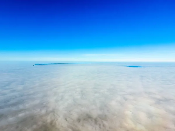 在雾中的天空。日出在雾。靠近地面的云彩 — 图库照片