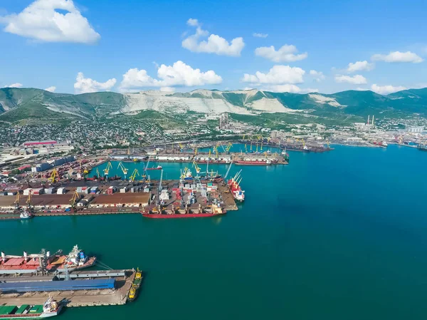 Puerto marítimo industrial, vista superior. Grúas portuarias y buques de carga y barcazas. Carga y envío de carga en el puerto. Vista del puerto de carga marítima con vista de pájaro — Foto de Stock