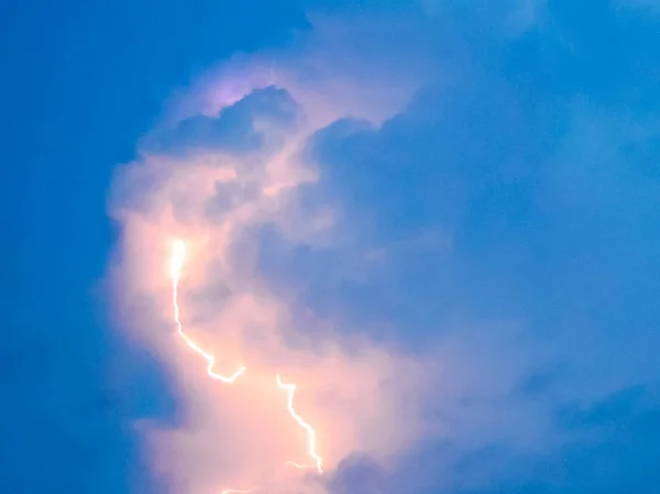 雷嵐の雲。雷と雲の輝く電光のはじけた — ストック写真