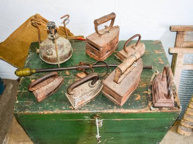 Bir ahşap zemin üzerinde antik ütüler