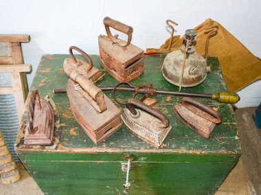 Bir ahşap zemin üzerinde antik ütüler