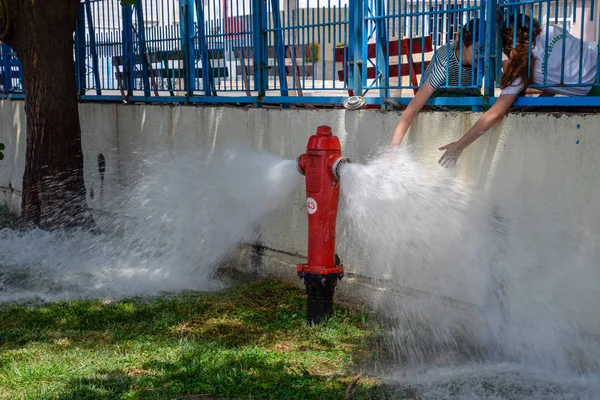 Hidrante de fogo aberto, água flui de um hidrante de fogo . — Fotografia de Stock