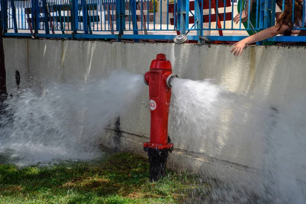 Hidrante de fogo aberto, água flui de um hidrante de fogo . — Fotografia de Stock