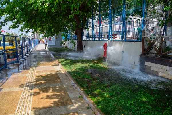 Açık ateş musluğu, bir yangın musluğundan su akar.