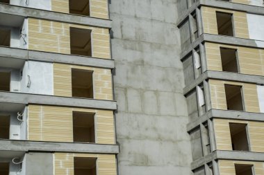 Bitmemiş yeni yüksek katlı binalar. Mavi gökyüzüne karşı bina.
