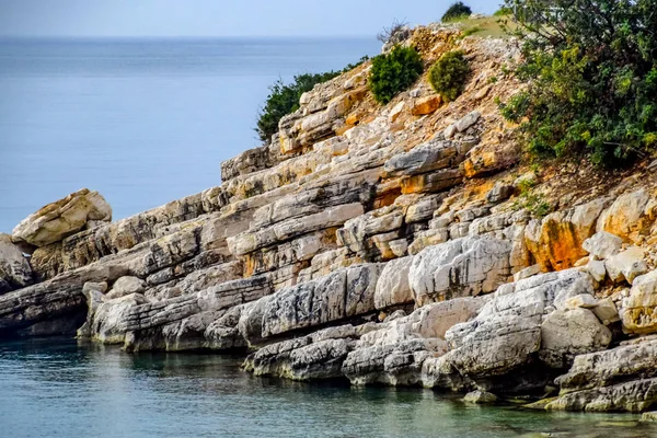 地中海沿岸石灰岩和白色大理石的沉积岩 — 图库照片