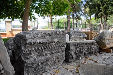 Kalıplı eski taşlar.