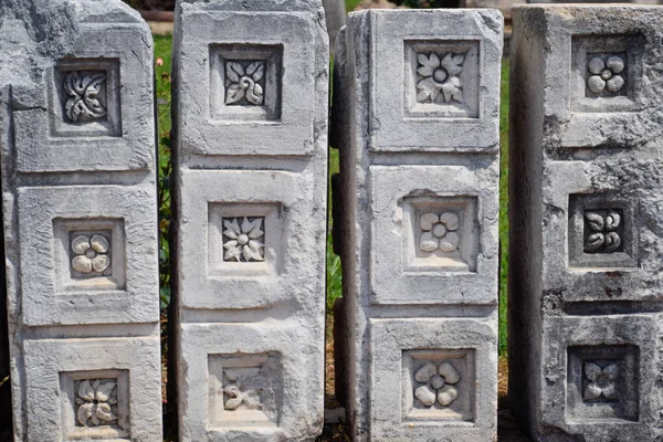 Kalıplı eski taşlar.