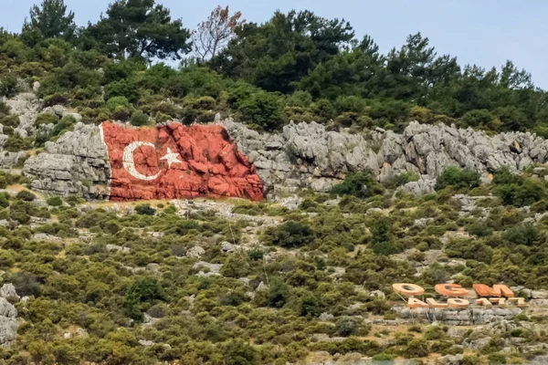 Bendera Turki yang digambar di bebatuan. Cliff dengan bendera Turki . — Stok Foto