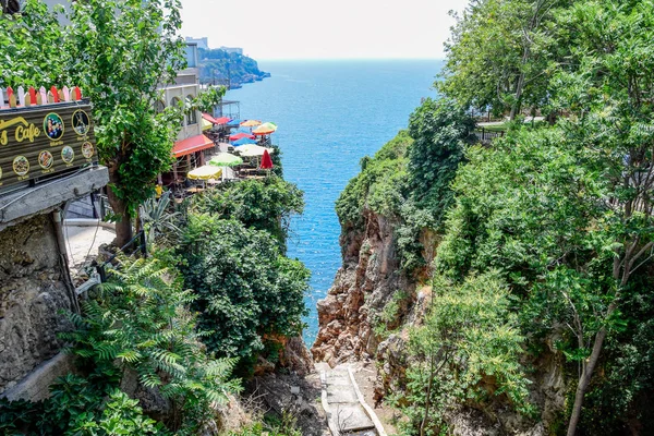 Kloof in rotsen met uitzicht op de zee — Stockfoto