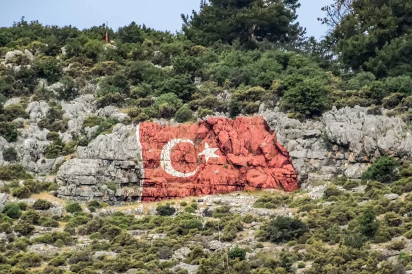 Bendera Turki yang digambar di bebatuan — Stok Foto