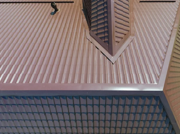 Blick von oben auf das Dach des Hauses. das Dach aus Wellblech. Überdachung des Metallprofils wellenförmig — Stockfoto