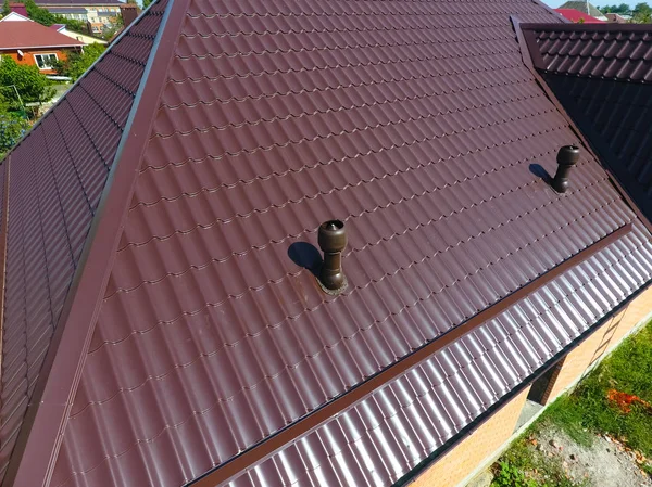 Αεραγωγοί σε στέγη μετάλλων. Η οροφή από κυματοειδές φύλλο. Υλικό κατασκευής σκεπής, κυματοειδή σχήμα μεταλλικά προφίλ — Φωτογραφία Αρχείου