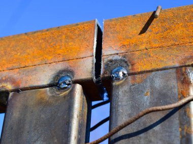 Metal kare boruların kaynağı ile bağlantı