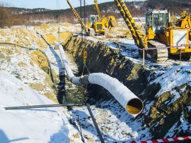 Bir petrol ve doğal gaz boru hattı inşaatının yönetimini. Endüstri/sanayii donatımı