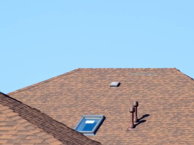 Bir çatıda Dekoratif metal kiremit