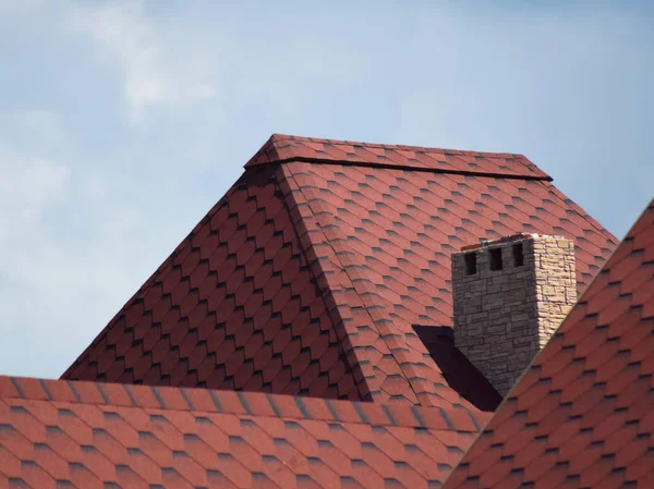 Decoratieve metalen tegels op een dak — Stockfoto