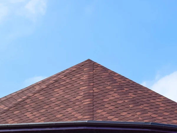 Decoratieve metalen tegels op een dak. Typen van een dak van daken — Stockfoto