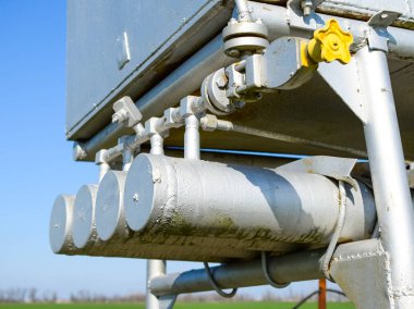 Dozaj ünitesi ve metanollü konteynır. Petrol ve gaz kuyuları için ilave ekipman