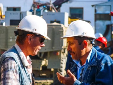 Mühendislik teknisyenleri tartışma vardır. Beyaz kask şirket çalışanları